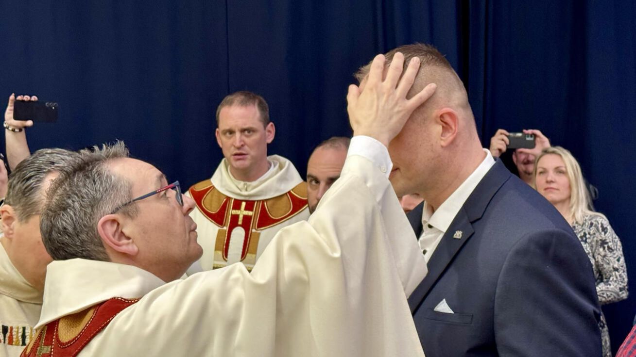 image:Image Radovan z Plzně přijímá svátost křtu v Plzni-Liticích . Z drogové závislosti se dostal díky Anonymním alkoholikům. Kvůli zachování anonymity je na fotografii zakrytá jeho tvář.