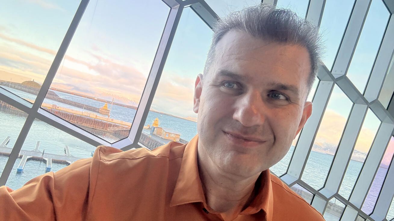 image:Image „Nebyl bych šťastný, kdybych viděl rodinu jen online. Někdy proto létám domů i na den,“ líčí svou kariéru dirigent. Na snímku výhled z budovy sídla Islandského symfonického orchestru v Reykjavíku, kde nyní hostuje.