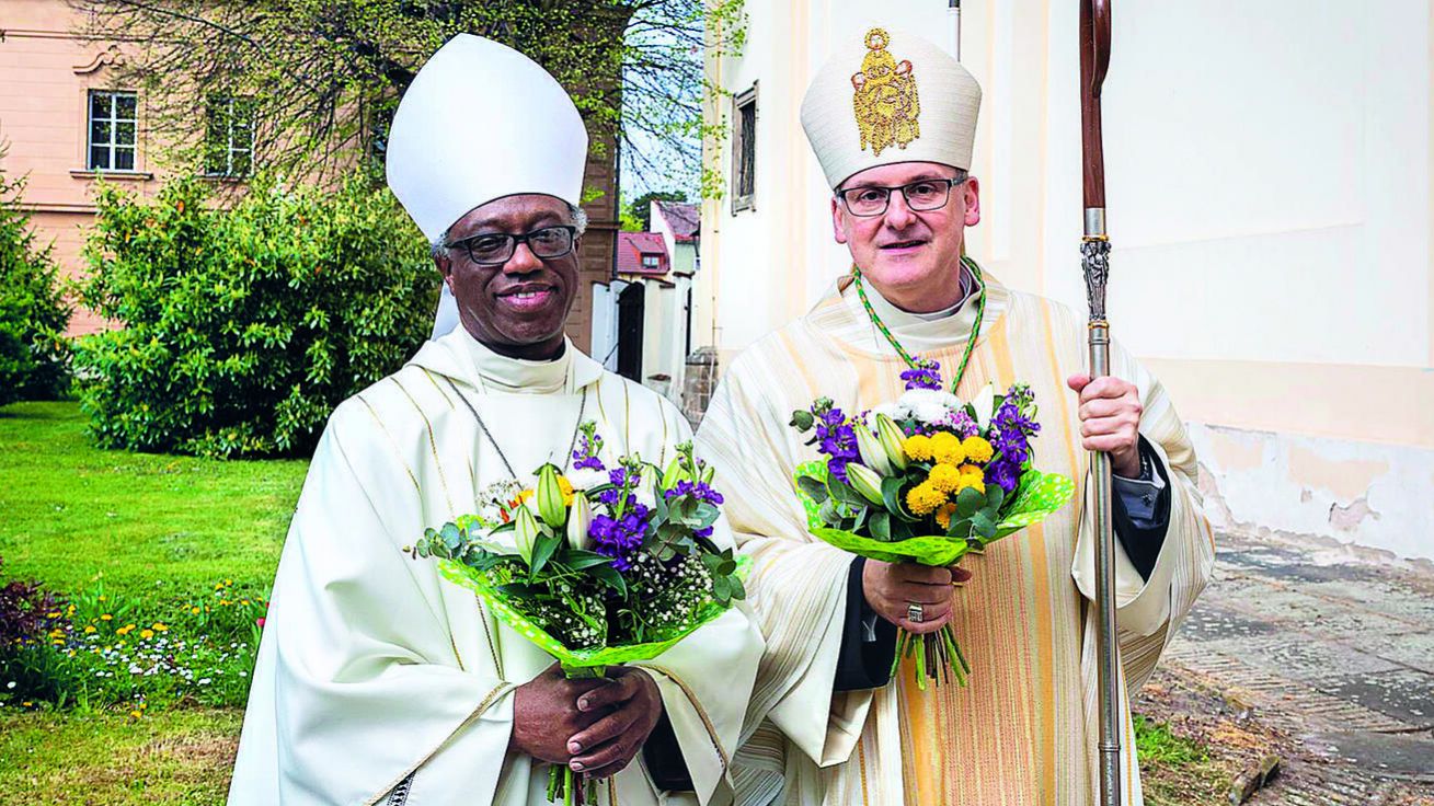 image:Image Nuncius Jude T. Okolo se jmenovaným pražským arcibiskupem Stanislavem Přibylem, který jako administrátor povede i litoměřickou diecézi.