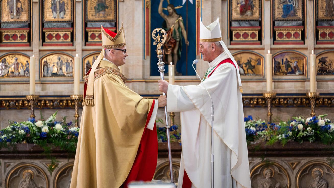 image:Image Symbolické předání biskupské berly.