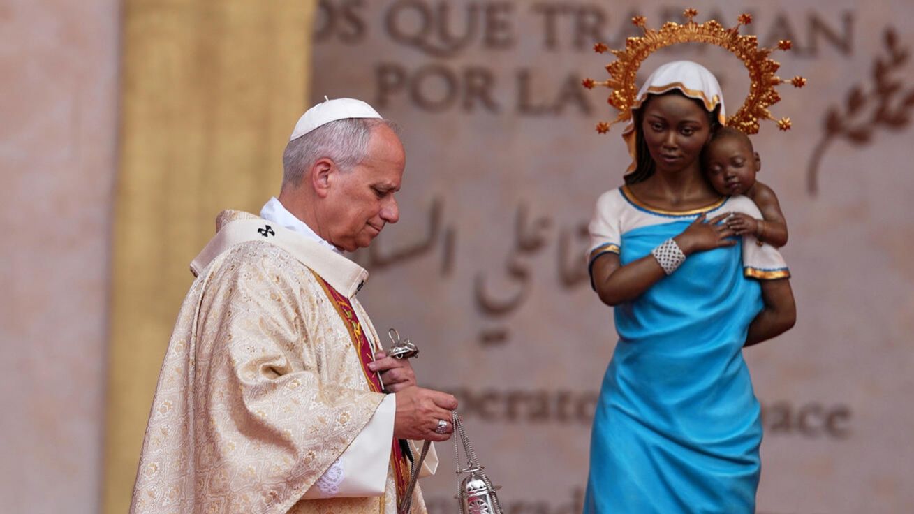 image:Image Poslední den africké cesty slavil papež mši svatou na stadionu v Malabu v Rovníkové Guineji s 35 tisíci lidmi. Uctil tam sochu národní patronky Panny Marie z Bisily – což v tamním jazyce znamená „soucitná“. „S radostí pokračujte v poslání prvních Ježíšových učedníků. Slavte spolu eucharistii a dosvědčujte svým životem víru, která zachraňuje,“ vyzval v kázání.