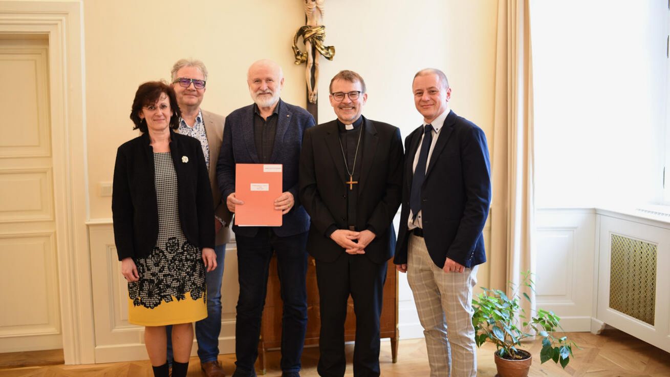 image:Image Biskup Tomáš Holub a právník Jan Klail z Biskupství plzeňského slavnostně předali kostel sv. Václava zástupcům města Cheb.