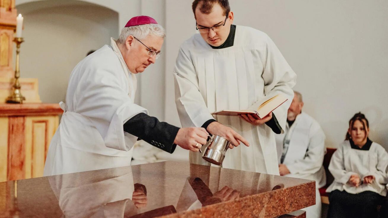 image:Image Nový oltář posvětil biskup Pavel Konzbul.