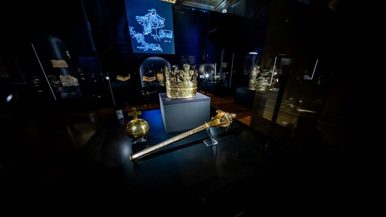 image:Image Pohřební klenoty Přemysla Otakara II. jsou zmenšeninou těch korunovačních, které se nedochovaly.