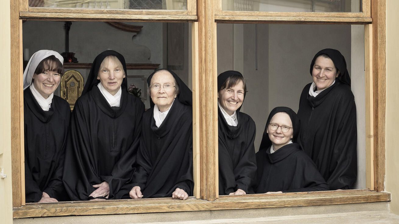 image:Image „Sestry v Praze mnohé věci důsledně zkoušely a zase opouštěly, aby opakovaně hledaly strukturu, která je v dané chvíli uskutečnitelná a odpovídá výzvám města,“ říká o malé řeholní komunitě spolusester na pražské Bílé Hoře německá benediktinka a socioložka.