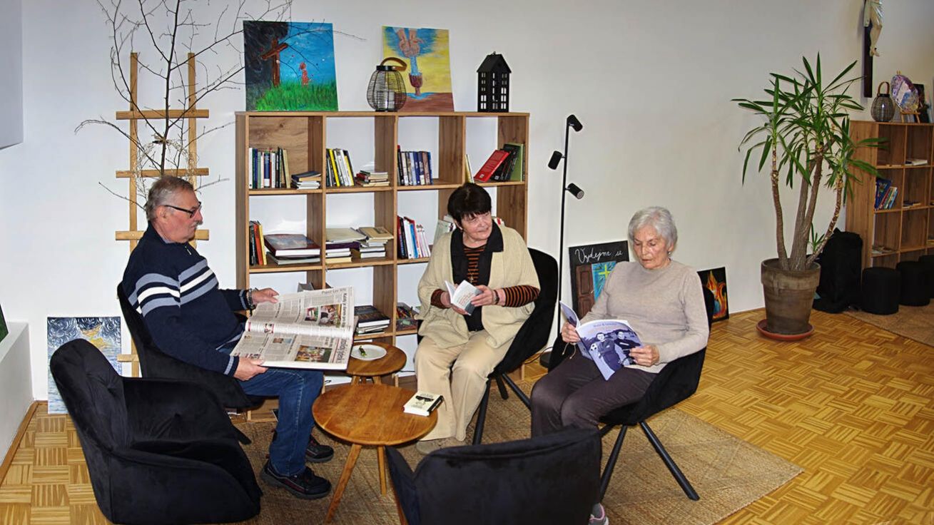 image:Image „V naší knihovně máme i svázané kompletní ročníky Katolického týdeníku,“ podělila se o radost Zdena Pančochová (na snímku uprostřed), s tím, že jde o dobrovolnou a pravidelnou činnost Františka Stolaříka (vlevo), jednoho z luhačovických farníků.