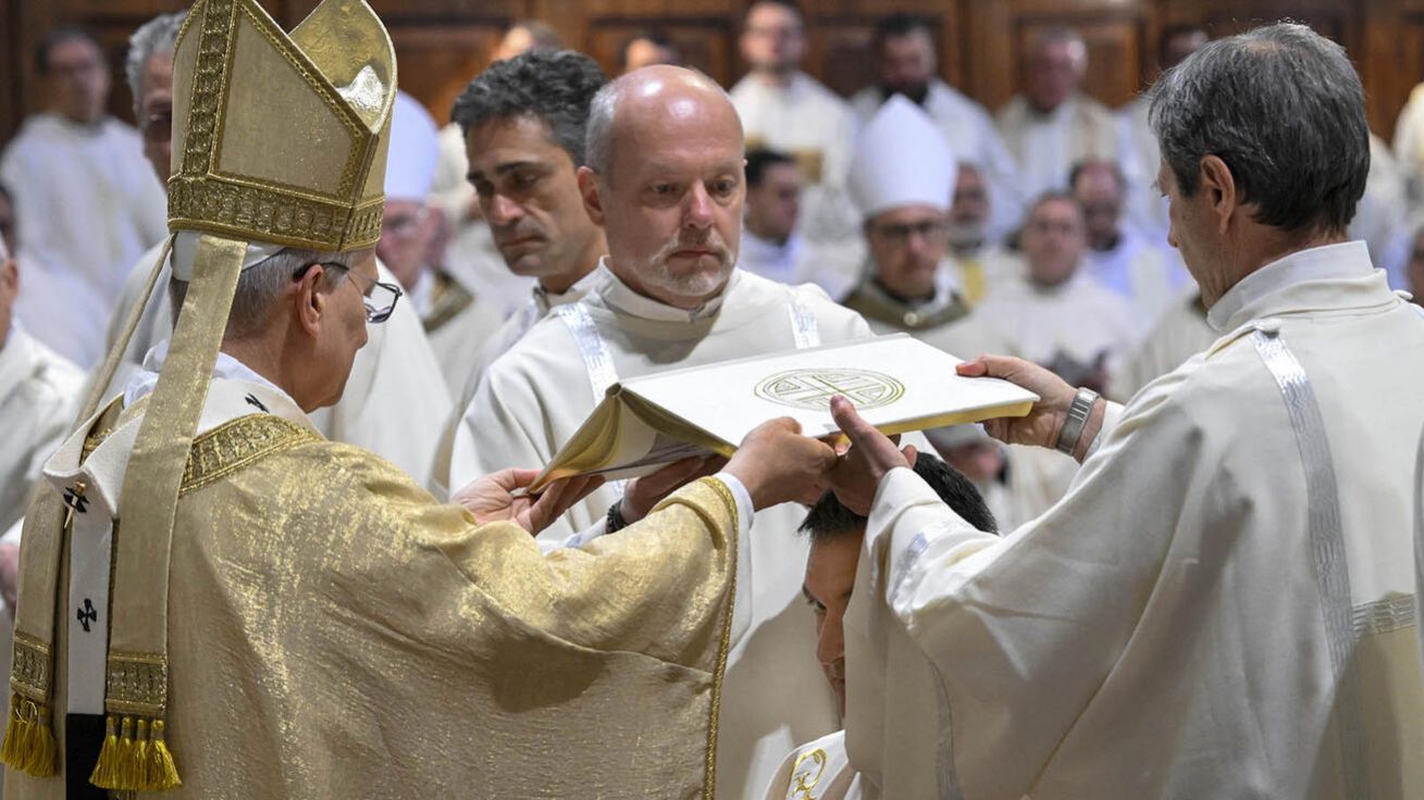 image:Image „Chci vás povzbudit, abyste dokázali přicházet k zavrženým kamenům tohoto města a zvěstovat jim, že v Kristu, našem úhelném kameni, není nikdo vyloučen z toho, aby se stal aktivní součástí posvátné stavby, kterou je církev,“ obrátil se papež ke čtyřem novým pomocným římským biskupům.