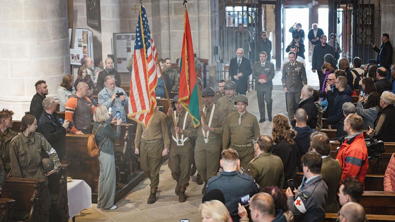 image:Image Biskup Tomáš Holub jakožto bývalý vojenský kaplan vedl v plzeňské katedrále bohoslužbu za válečné veterány. V průvodu do katedrály byl oblečen ve vojenské uniformě.