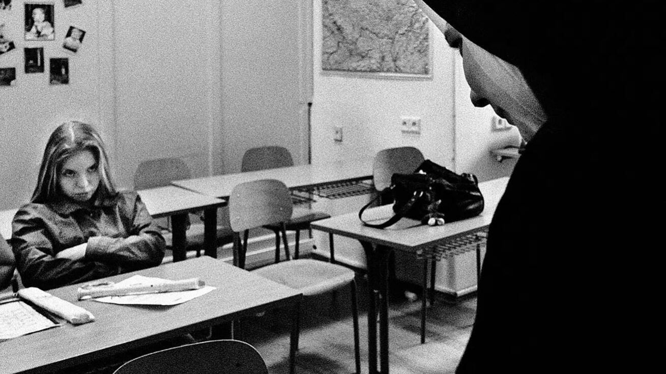 image:Image Fotodokumentarista má cit právě tak pro dívčí krásu jako pro bolest a tajemství zdevastovaného prostoru.
