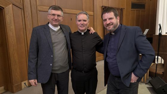 image:Image Mons. Pavel Kafka (vlevo) spolu s autorem knihy Proměna farnosti kanadským knězem Jamesem Mallonem. Do Kanady za ním vyrazil i P. Miroslav Kulifaj, jehož farnost v Novém Městě na Moravě proměnou aktuálně prochází.