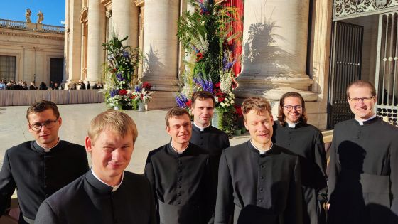 image:Image VELIKONOČNÍCH OBŘADŮ VE VATIKÁNU se spolu s papežem účastnili čeští bohoslovci a kněží z Papežské koleje Nepomucenum v Římě. „Vznešené obřady, blízkost papeži, hluboká radost a vděčnost, nezapomenutelné zážitky a zkušenosti, přátelství a parta,“ shrnuli bohoslovci na Facebooku.