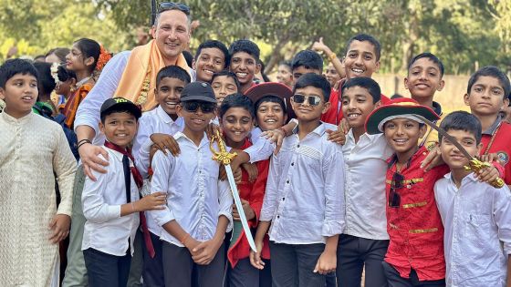 image:Image Aleš při návštěvě školy rozhodně netrpěl nedostatkem zájmu.