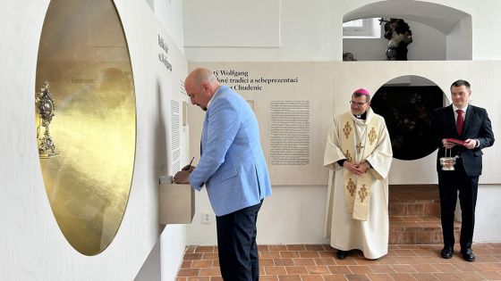 image:Image Novou expozici požehnal biskup Tomáš Holub.