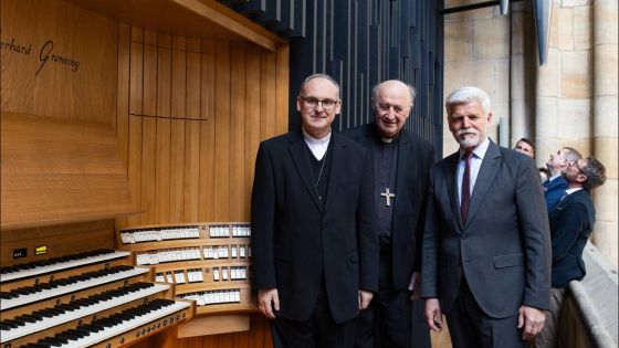 image:Image „Ač pokřtěný křesťan, ale nepraktikující, musím říct, že znějí božsky,“ řekl při prohlídce nových varhan v katedrále sv. Víta minulý pátek prezident Petr Pavel. Ocenil dárce a přislíbil účast na některém z červnových koncertů. A rád si prý přijde poslechnout i svého souseda, nového arcibiskupa, až na ně zahraje.