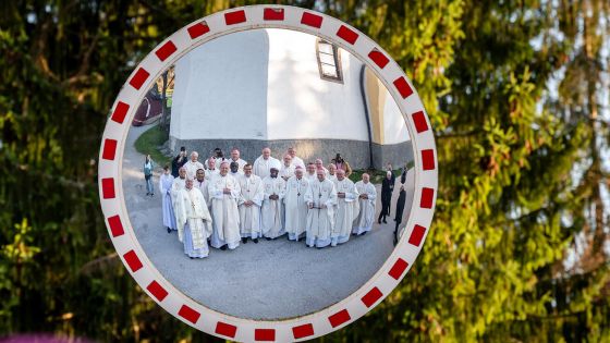 image:Image Po mši svaté byl prostor i na kreativní společnou fotografii.