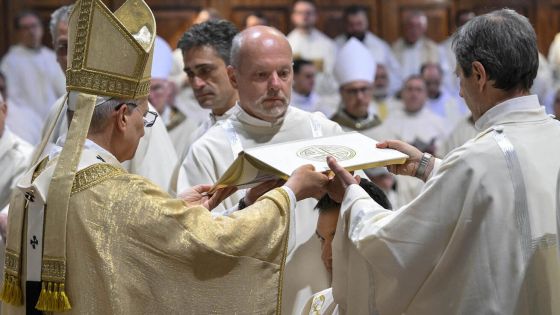 image:Image „Chci vás povzbudit, abyste dokázali přicházet k zavrženým kamenům tohoto města a zvěstovat jim, že v Kristu, našem úhelném kameni, není nikdo vyloučen z toho, aby se stal aktivní součástí posvátné stavby, kterou je církev,“ obrátil se papež ke čtyřem novým pomocným římským biskupům.