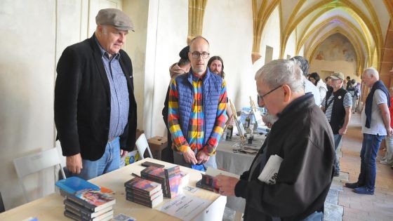 image:Image Také spisovatel Jiří Šesták prezentoval své knihy.