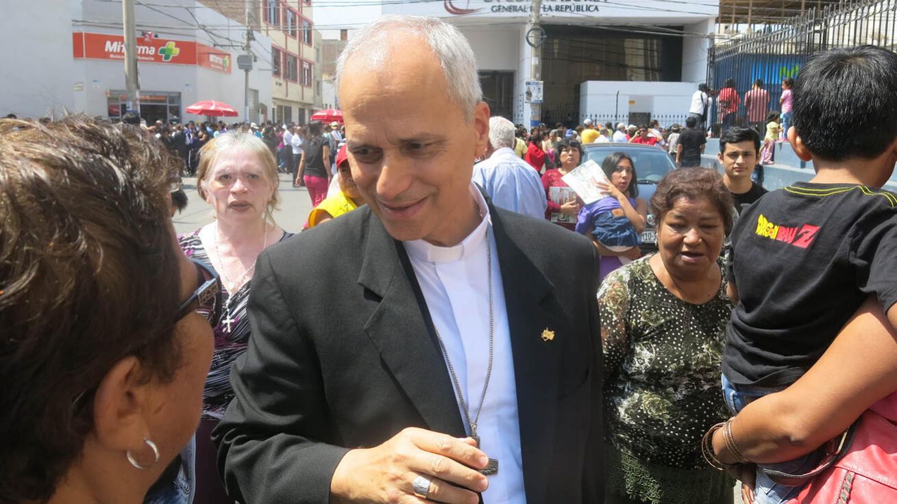image:Image Robert Prevost v říjnu roku 2015 ve svém prvním biskupském roce na severu Peru v Chiclayu. V této latinskoamerické zemi působil už v 80. a 90. letech jako misionář, diecézní úředník, učitel a administrátor v semináři. Biskupem zde byl do roku 2023.