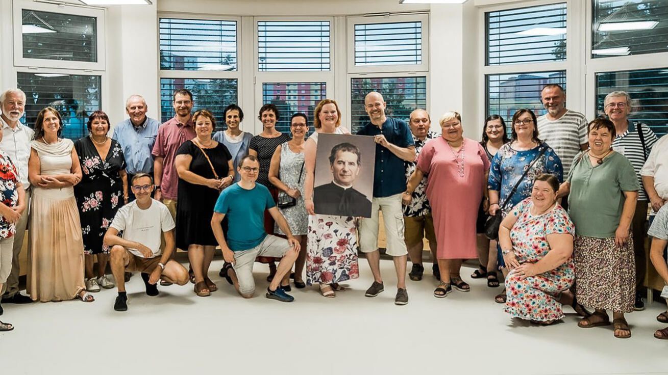 image:Image Setkání spolupracovníků v Živém domě v Teplicích, kde v srpnu 2024 skládali sliby Jana a Aleš Kubátovi (uprostřed). Dagmar Beránková je čtvrtá zprava (v zelené halence). Za ní stojí P. Michael Martinek.