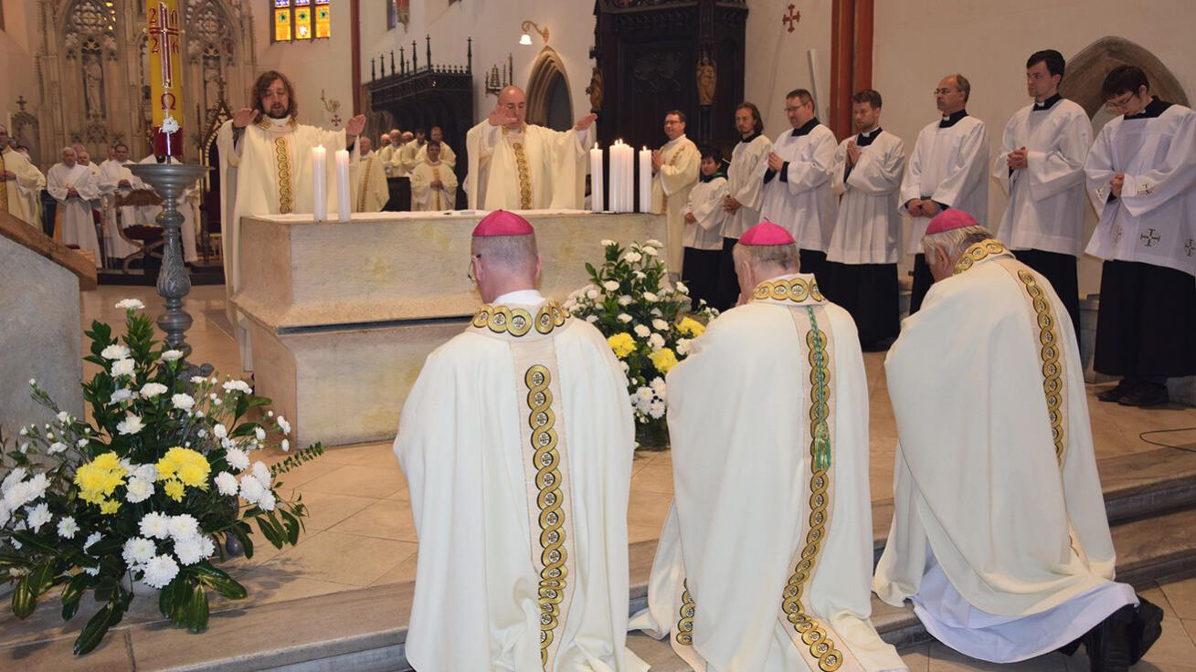 image:Image Novokněžské požehnání přijali jako první všichni biskupové královéhradecké diecéze.
