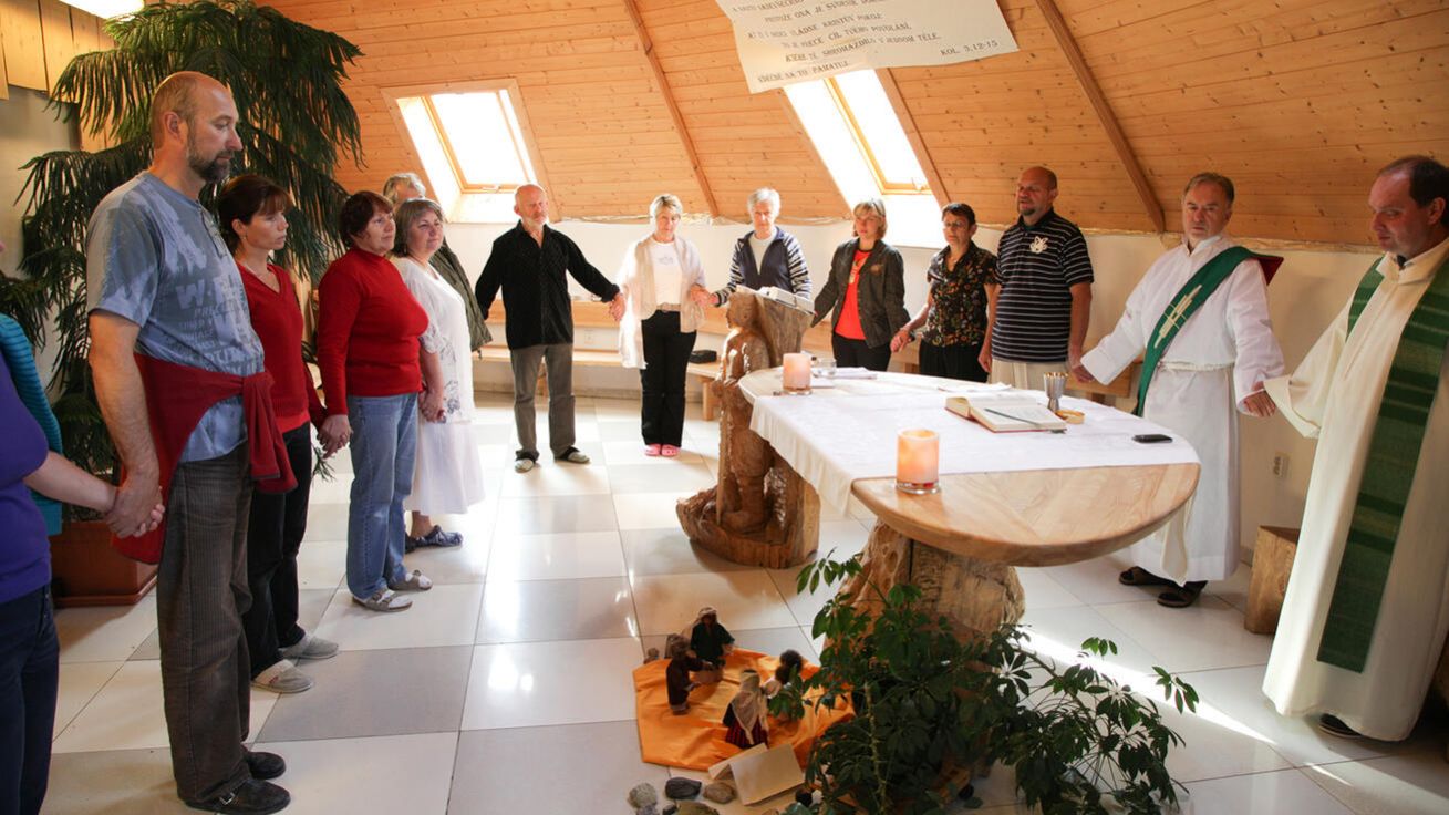 image:Image Modlitba při duchovních cvičeních, do jejichž vedení se dnes stále častěji zapojují laici – muži i ženy.