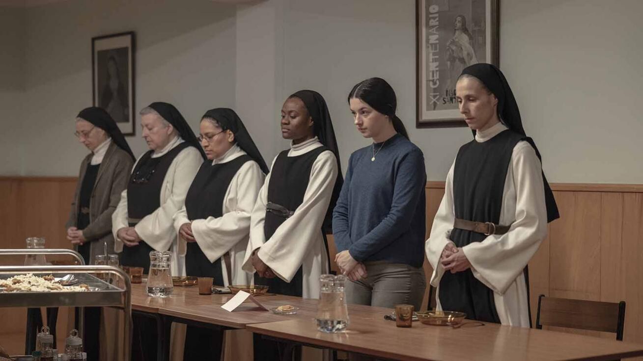 image:Image Hrdinka se seznamuje s životem komunity, účastní se duchovních cvičení, až v ní dozraje touha do řeholního společenství vstoupit.