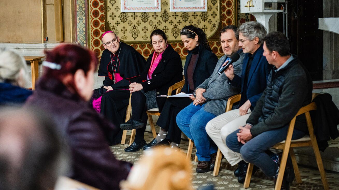 image:Image Arcibiskup Stanislav Přibyl při debatě se zástupci křesťanských médií a akademické sféry.