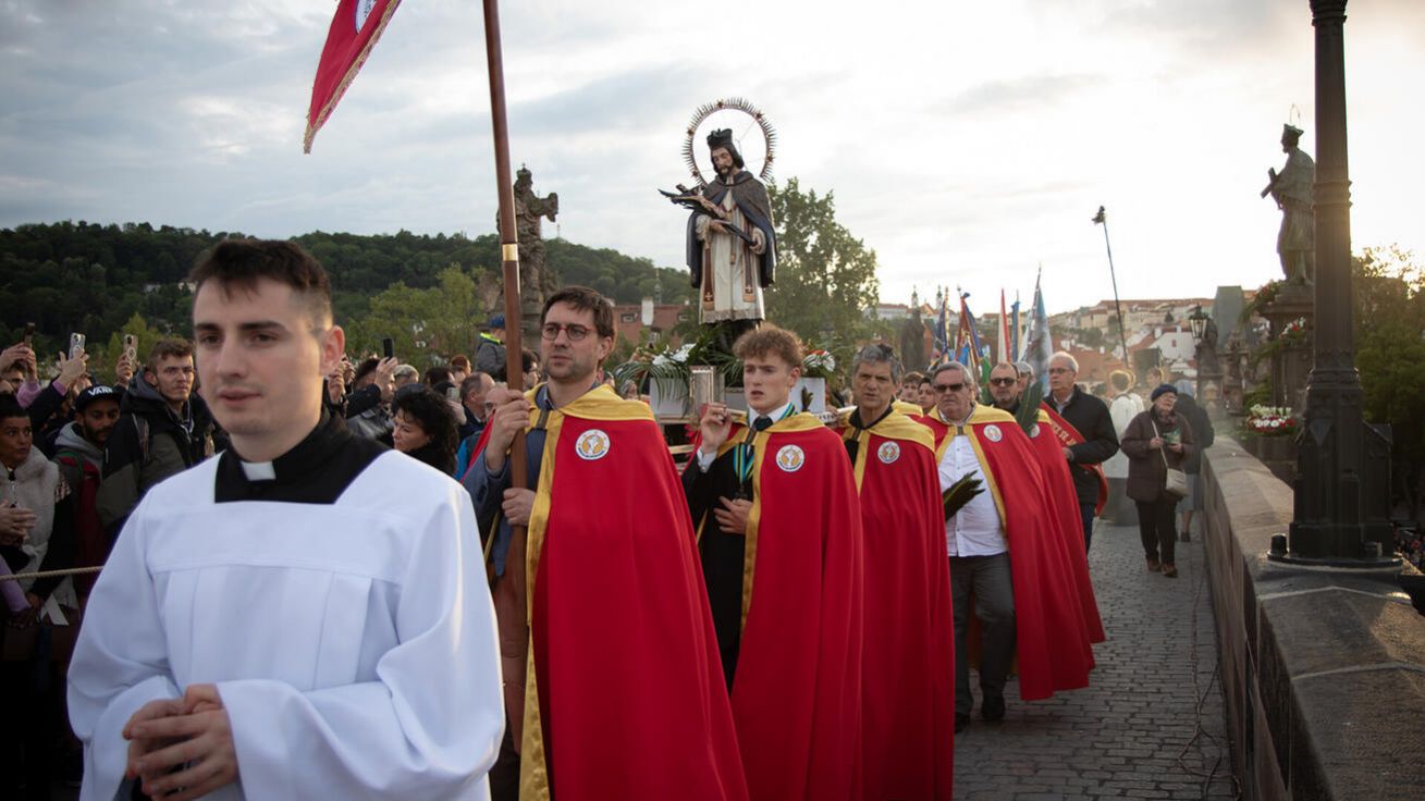 image:Image Průvod se sochou sv. Jana Nepomuckého na Karlově mostě.