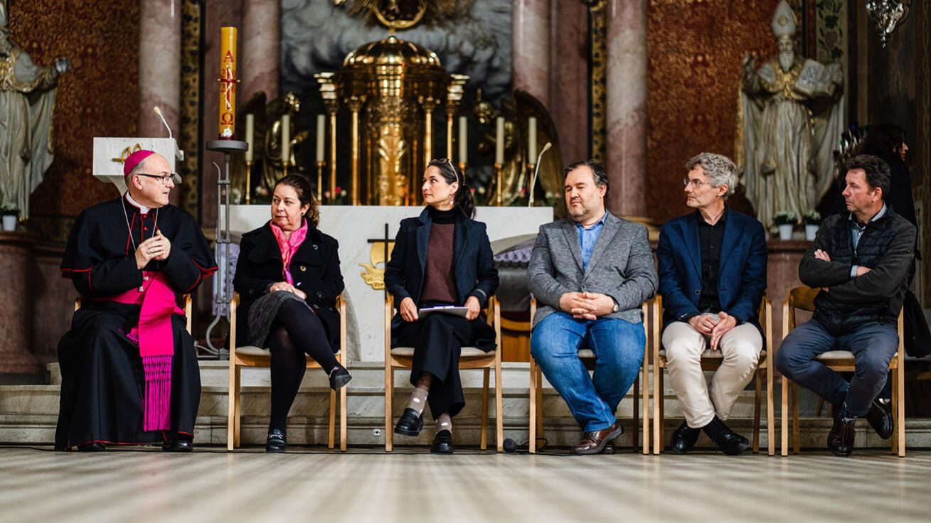 image:Image Debata arcibiskupa a zástupců médií.
