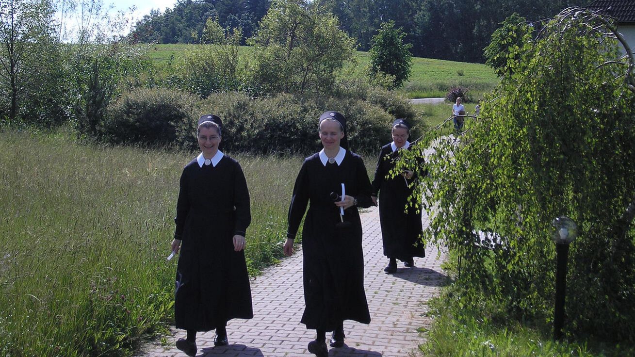 image:Image V České republice působí sekulární instituty Schönstatt-Patres, Institut diecézních kněží, Schönstattské sestry Mariiny, Institut schönstattských rodin, Paní ze Schönstattu. Dále Schönstattský svaz žen, Svaz rodin, Svaz kněží a širší okruh děvčat, chlapců, žen, mužů, rodin, maminek, nemocných a kněží.