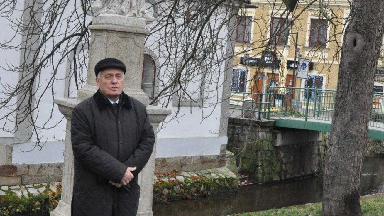 image:Image Jan Kotous u opravené sochy sv. Jana Nepomuckého.