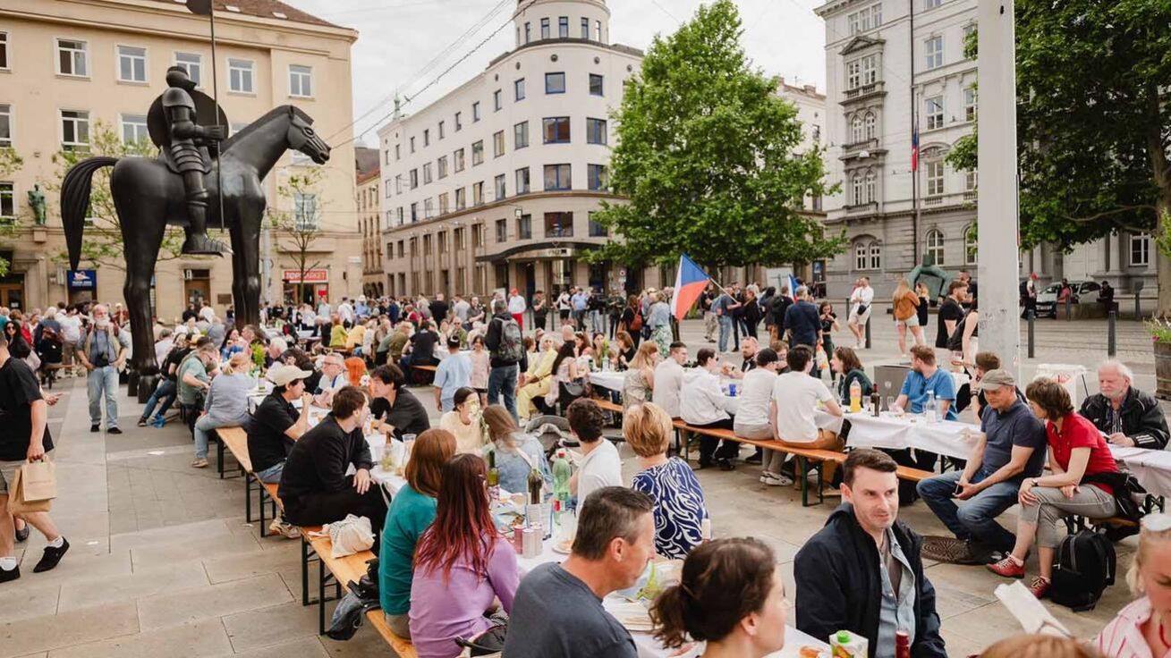image:Image U jednoho stolu na Moravském náměstí v Brně mezi česky a německy mluvícími účastníky.