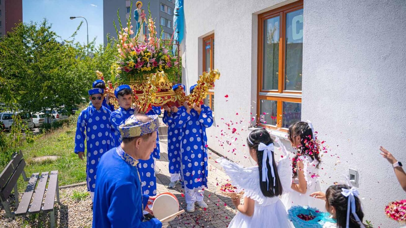 image:Image Oslavy čtvrtstoletí vietnamské katolické komunity v ČR v srpnu 2024. Pontifikální mši sv. při této příležitosti sloužil pražský arcibiskup Jan Graubner v komunitním centru Matky Terezy na pražském Chodově.
