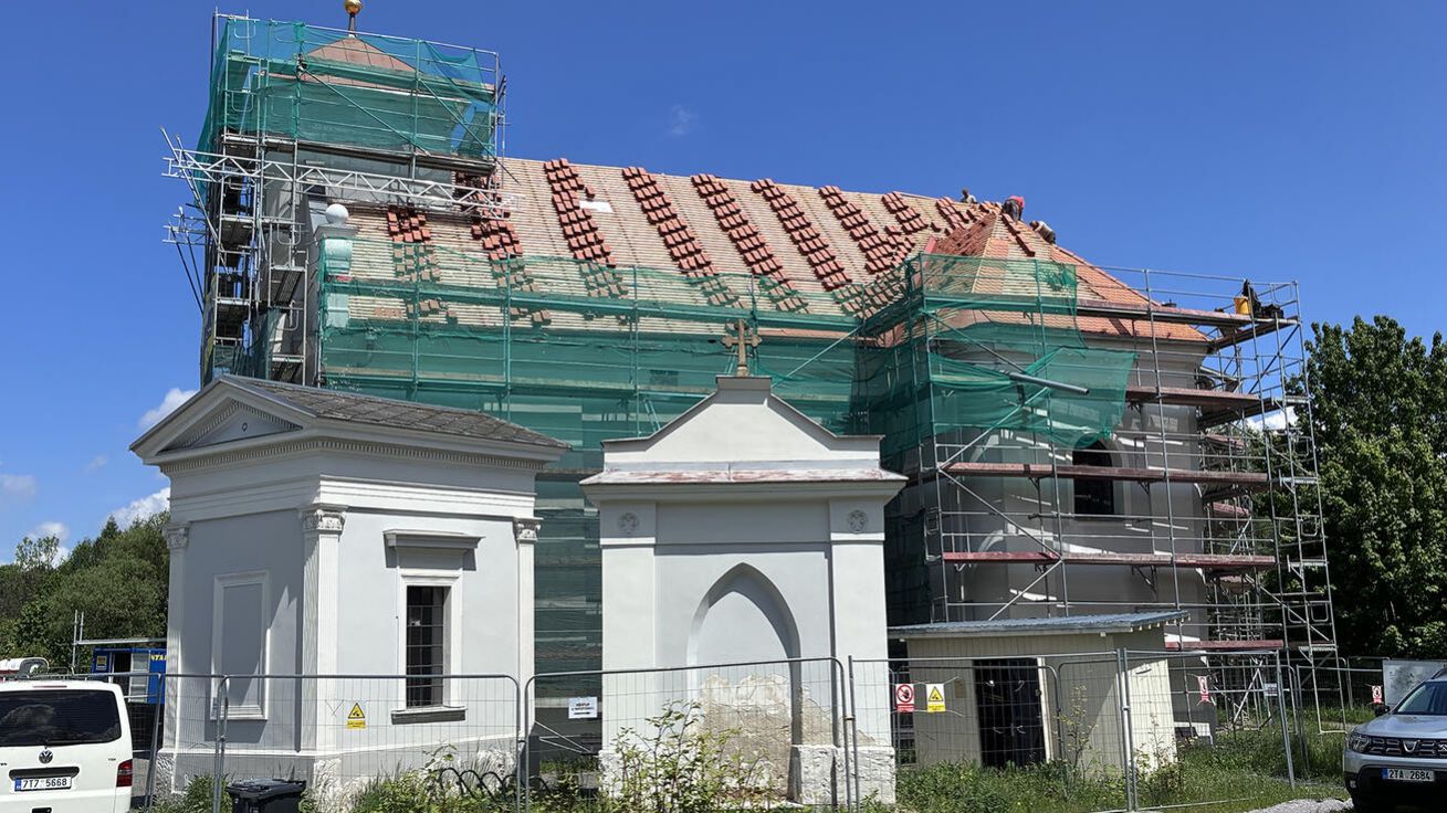 image:Image Eternit na střeše kostela sv. Petra z Alkantary nahradí keramické tašky.