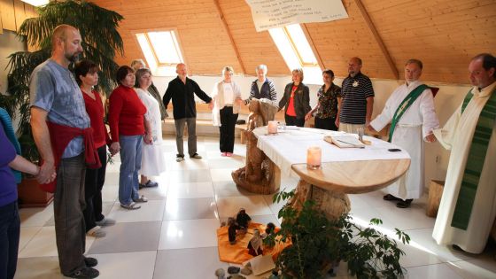image:Image Modlitba při duchovních cvičeních, do jejichž vedení se dnes stále častěji zapojují laici – muži i ženy.
