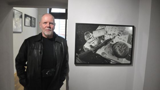 image:Image Jan Mihaliček při vernisáži výstavy Když se Bůh nedíval.