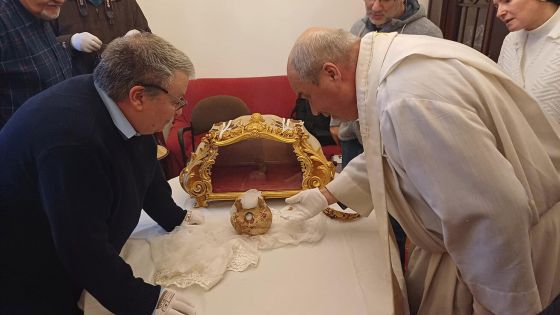 image:Image Duchovní správce z Jablonného v Podještědí P. Pavel Mayer, sestra Roberta Ševčíková a tým antropologů při examinaci lebky sv. Zdislavy v prosinci 2024. Předcházela návrhu na její ošetření, které nyní významně přispělo k záchraně relikvie.