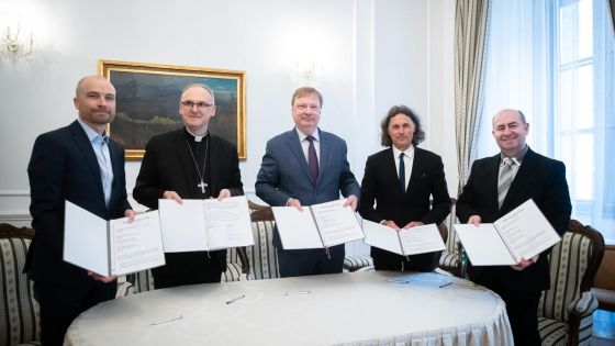 image:Image Memorandum o duchovní službě podepsali (zleva) tajemník Federace židovských obcí Michael Pelíšek, místopředseda ČBK arcibiskup Stanislav Přibyl, vedoucí Kanceláře Poslanecké sněmovny Martin Plíšek, za Ekumenickou radu církví její předseda Pavel Pokorný a generální sekretář Marián Čop.