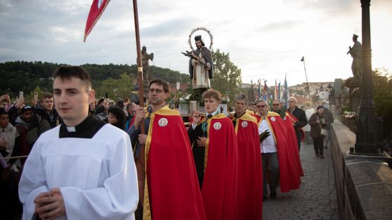 image:Image Průvod se sochou sv. Jana Nepomuckého na Karlově mostě.