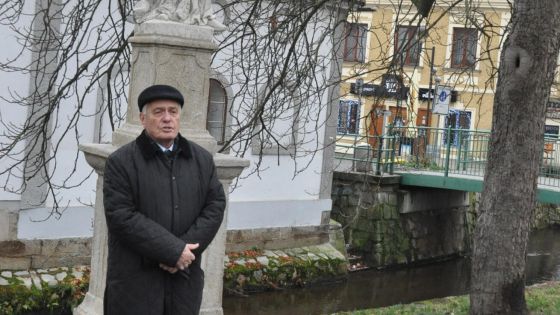 image:Image Jan Kotous u opravené sochy sv. Jana Nepomuckého.