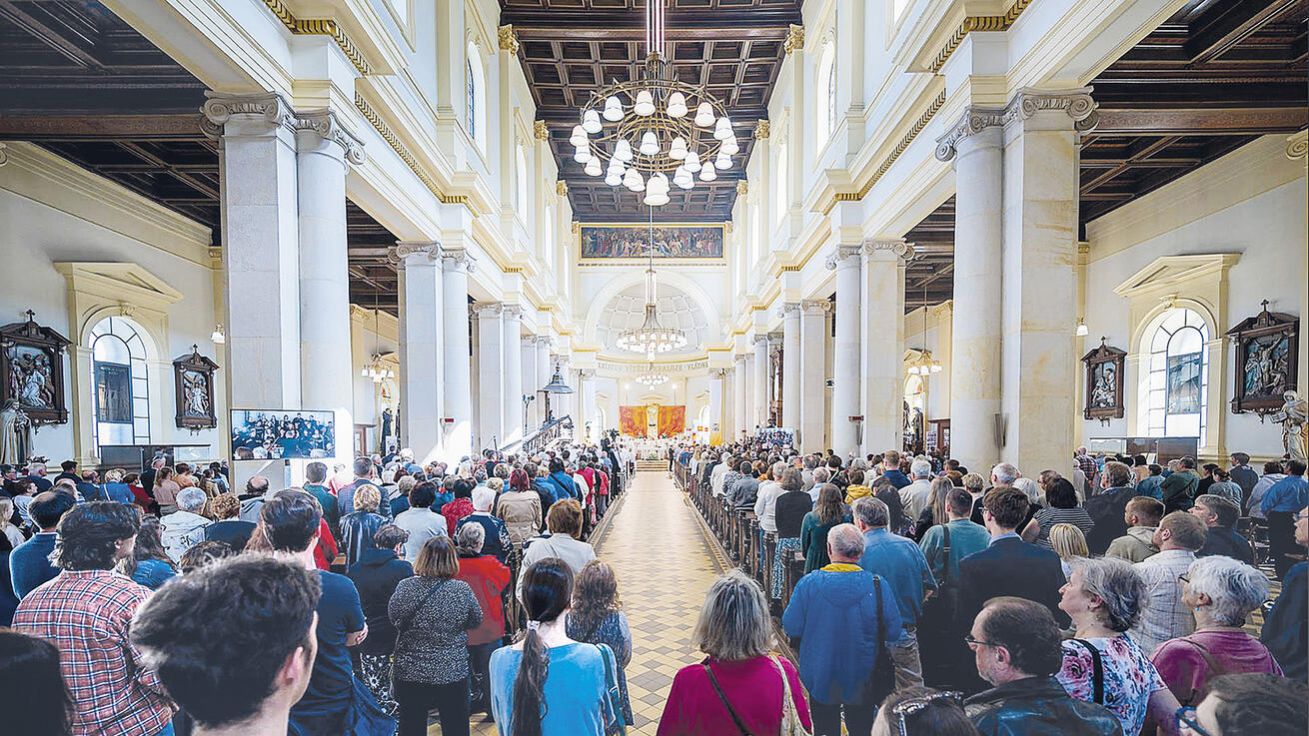 image:Image Zaplněná katedrála.