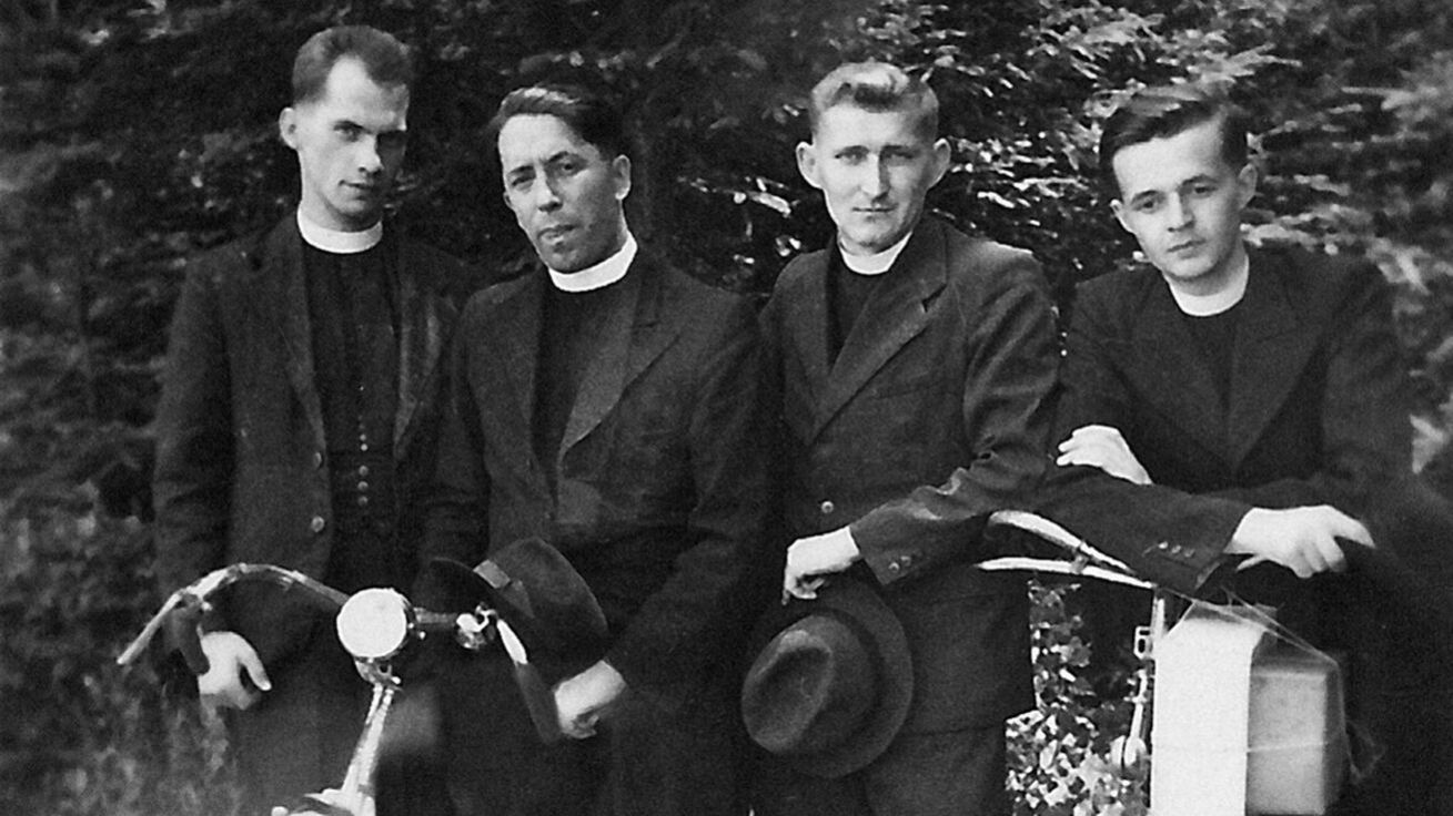 image:Image Václav Drbola (druhý zleva) a Jan Bula (zcela vpravo) na výletě.