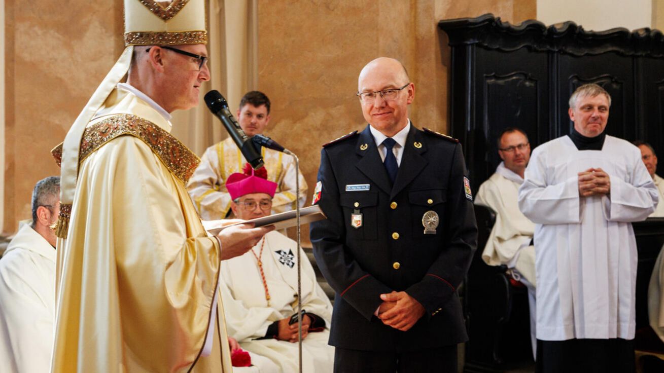 image:Image Čestný titul si za vypátrání ukradené relikvie sv. Zdislavy odnesl pro českolipskou policii její ředitel plk. Petr Rajt.