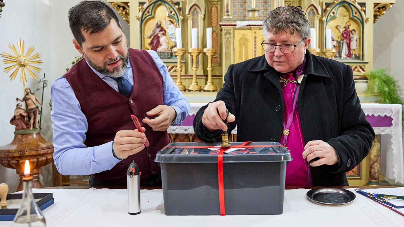 image:Image Mons. Karel Orlita (vpravo) zapečetil koncem března schránku s ostatky P. Drboly ve Starovičkách.