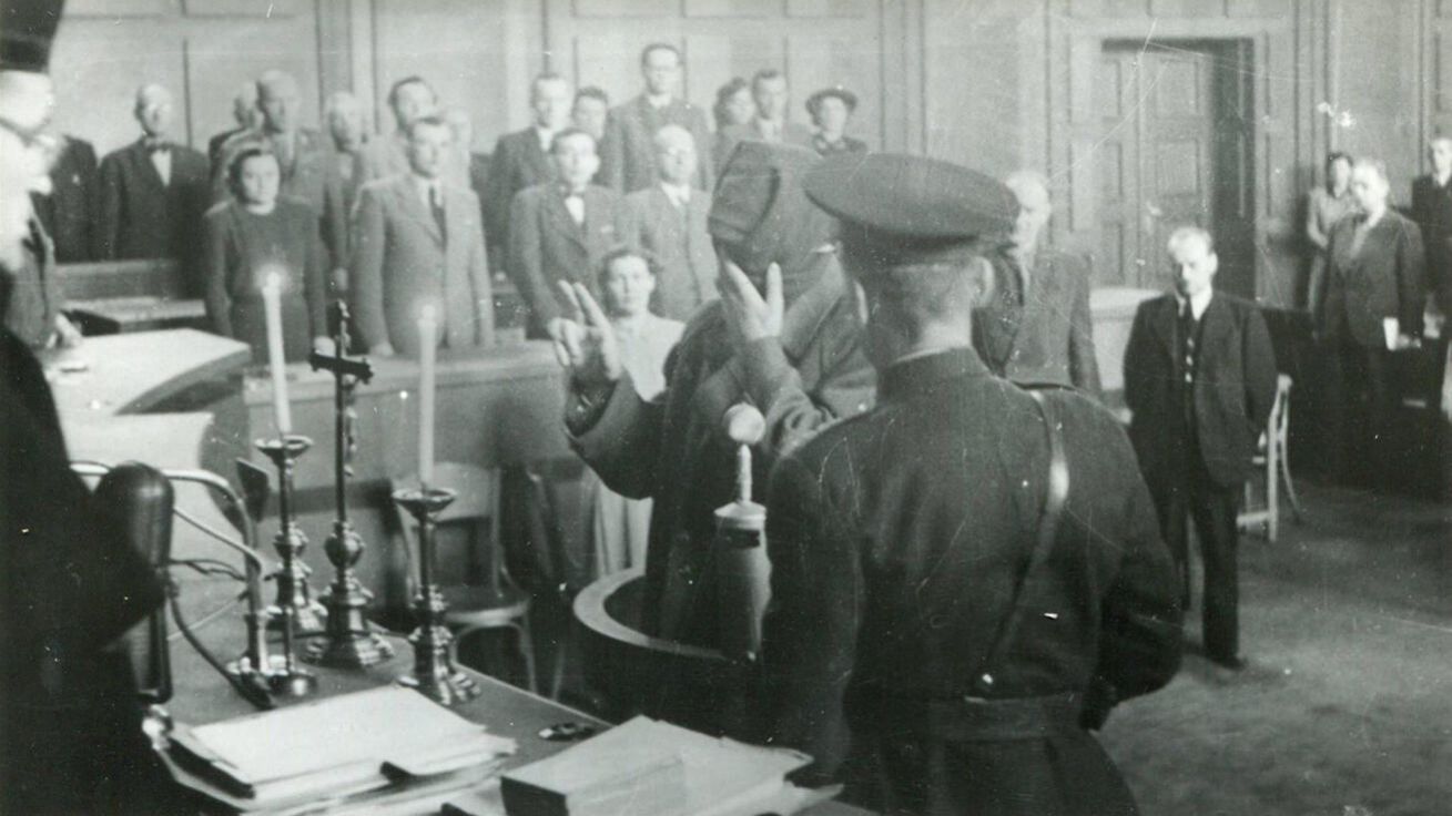 image:Image Svědkové v procesu s K. H. Frankem svědčili ještě před křížem se svíčkami. To se už brzy změnilo. Na snímku vězeň koncentračního tábora Jaroslav Hanáček. Tvář si zakrývá kvůli popáleninám utrpěným na konci války.
