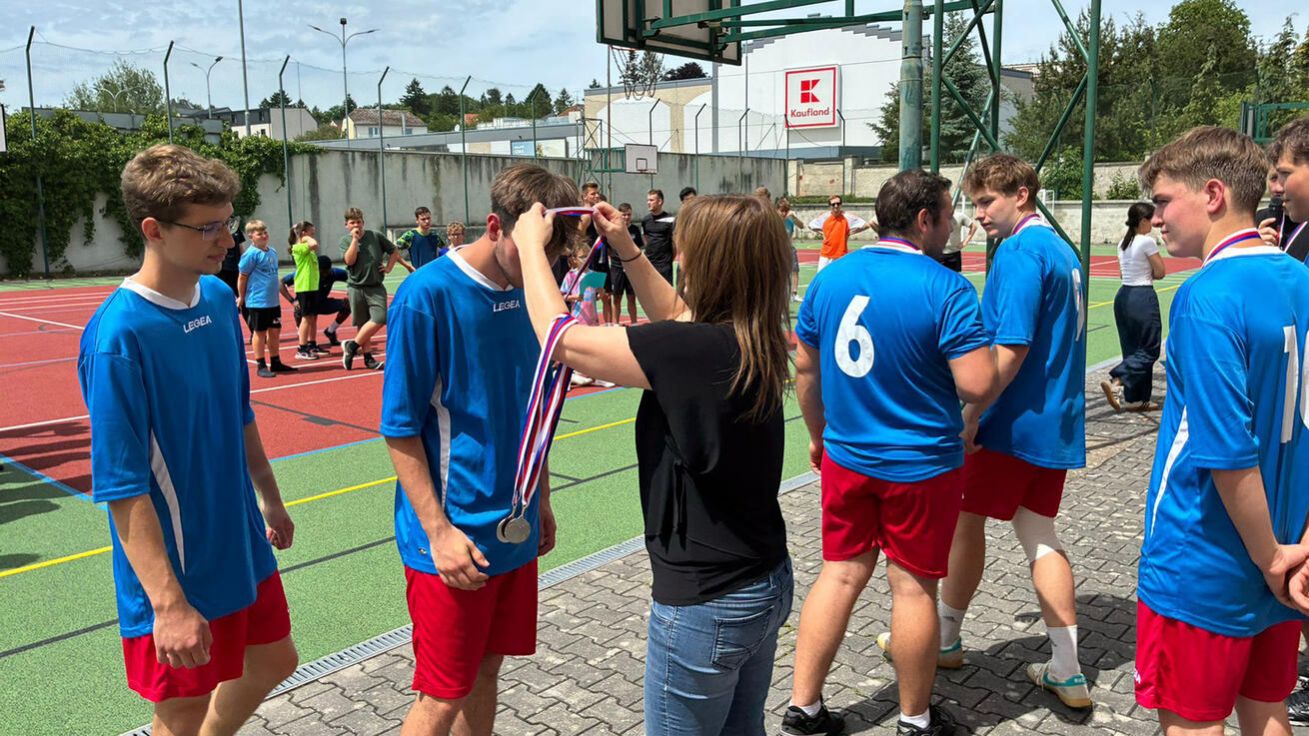 image:Image Předání medailí vítěznému týmu.