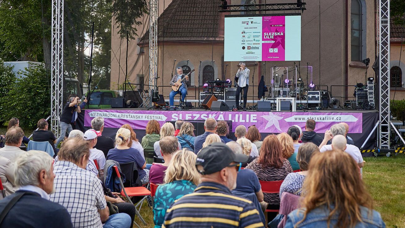 image:Image Šestnáctý ročník festivalu Slezská lilie hostil i hudební legendy jako Michala Pavlíčka a Moniku Načevu.
