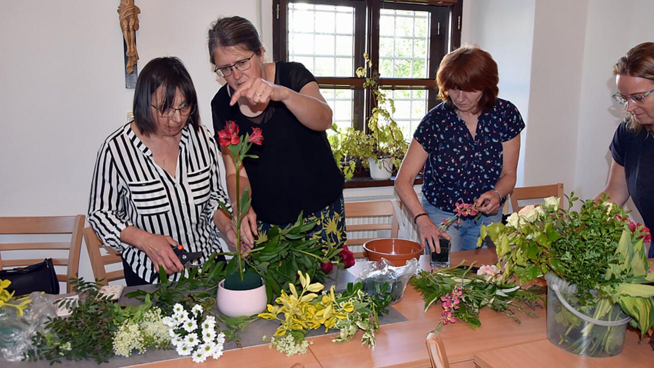 image:Image Ve Skutči se floristického workshopu po dvě soboty zúčastnilo devět okolních farností. Eva Vaňková je druhá zleva.