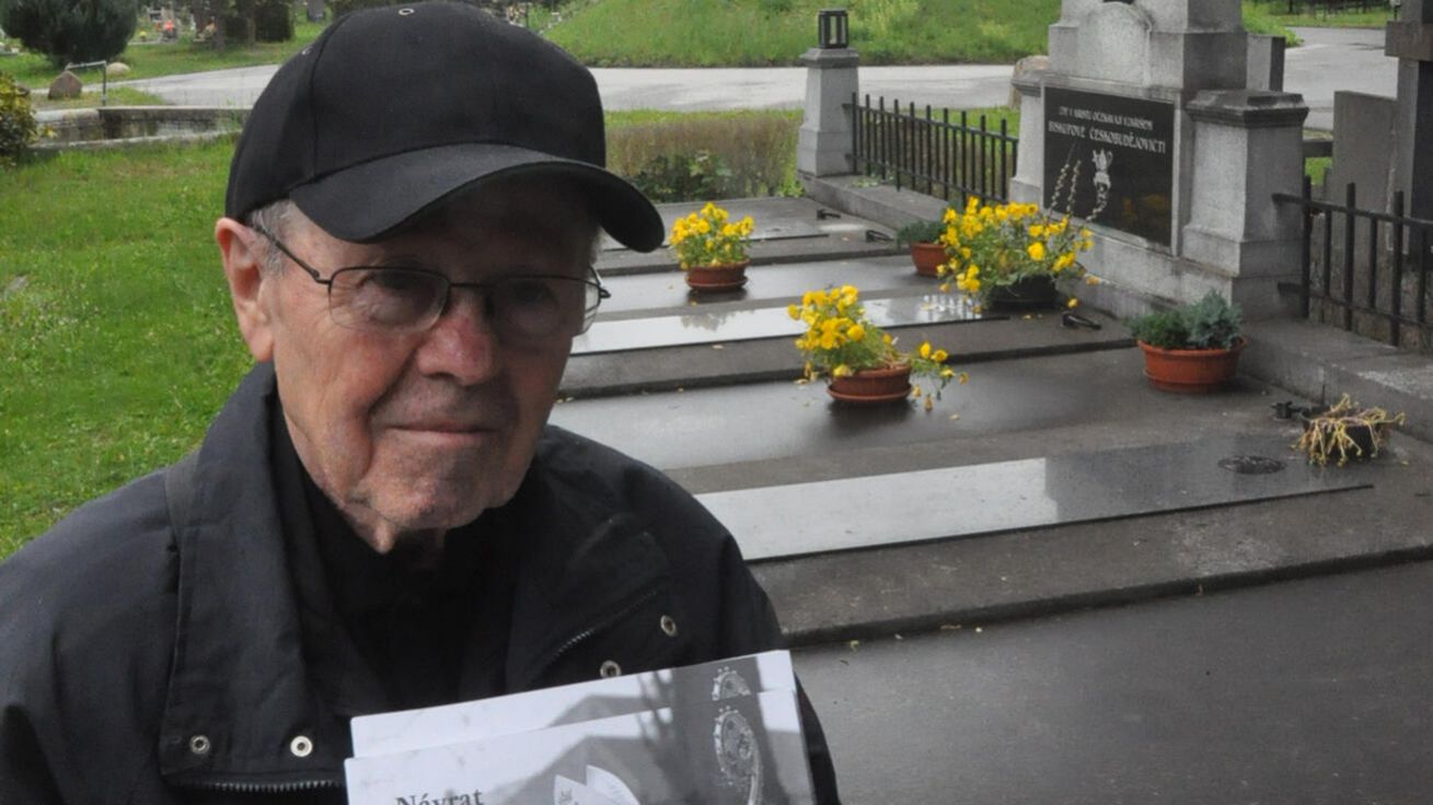 image:Image Biskupův prasynovec Pavel Zbořil u hrobu Josefa Hloucha s knihou Návrat umlčeného pastýře.