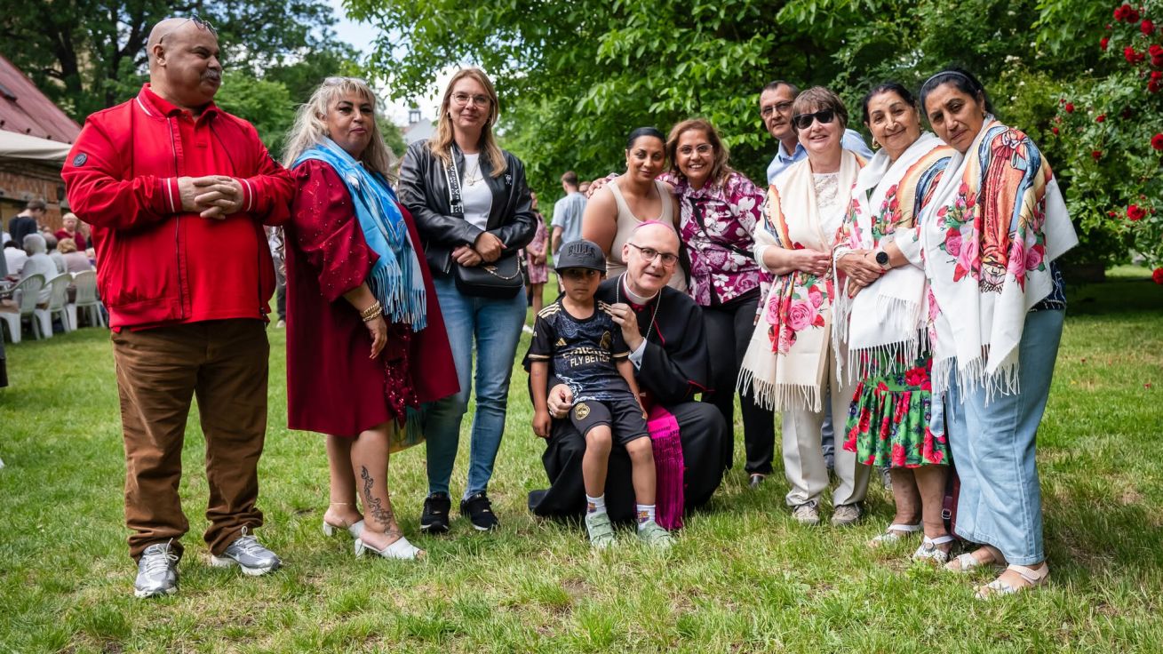 image:Image Výročí posvěcení kostela Nanebevzetí Panny Marie v Kladně oslavili věřící 7. června mší svatou, kterou slavil arcibiskup Stanislav Přibyl. Poté se zúčastnil posvícení s místními farníky. „Děkuji jim a P. Martinu Chleborádovi za milé setkání!“ uvedl arcibiskup. Kladenský farní kostel Nanebevzetí Panny Marie byl posvěcen dvakrát, poprvé 7. června 1900 a podruhé v roce 2000 kardinálem Miloslavem Vlkem. Komunisté totiž kostel nechali zchátrat, po roce 1989 ho začal opravovat Mons. Jiří Neliba.